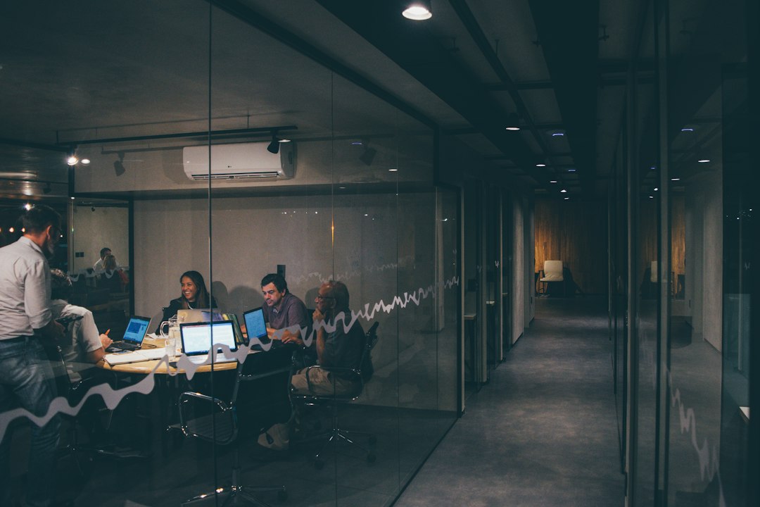 Onzeker in je werk: herkenbare oorzaken en wat er echt bij helpt