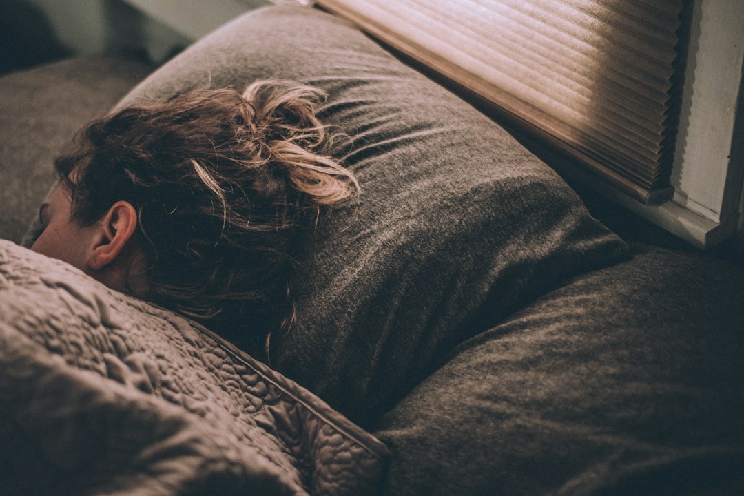 Stoppen met piekeren in bed: zo zet je je hoofd uit